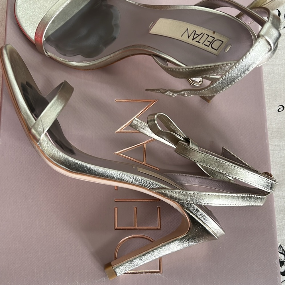 Sexy gold colored Deltan heels